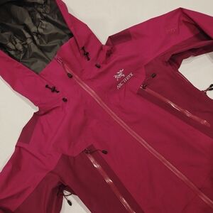 ARC'TERYX BETA AR GORE-TEX PRO SHELL JACKET * SIZE SMALL * TWO TONE PINK